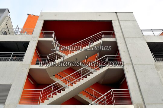 Escalier orange et beton grsi Carré de Soie