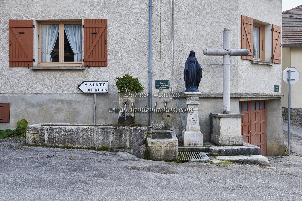 pays_voironnais_patrimoine_public_st-nicolas-macherin_fontaine_statue_001.jpg
