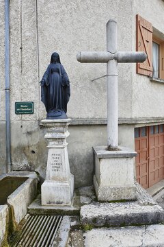 pays voironnais patrimoine public st-nicolas-macherin fontaine statue 002