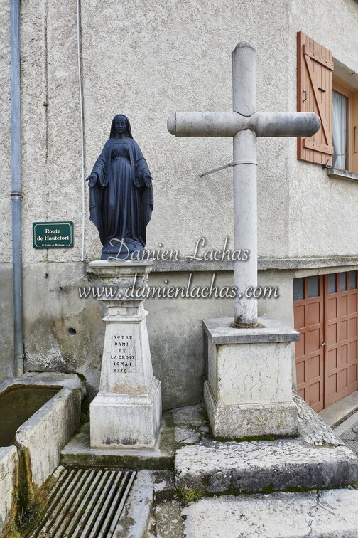 pays_voironnais_patrimoine_public_st-nicolas-macherin_fontaine_statue_002.jpg
