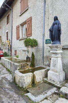 pays voironnais patrimoine public st-nicolas-macherin fontaine statue 004