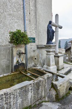 pays voironnais patrimoine public st-nicolas-macherin fontaine statue 009